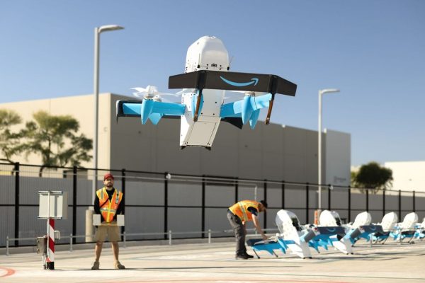 Amazon Prime Air, sospesa la consegna dei pacchi con i droni in Italia: ecco perché