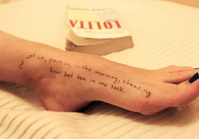 Le nuove inquietanti foto del caso Epstein, tra citazioni di Lolita e cene con i magnati del tech