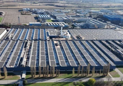 Il più grande impianto solare industriale d’Italia si trova a Osoppo. No, non è a terra ma sfrutta i tetti dei capannoni