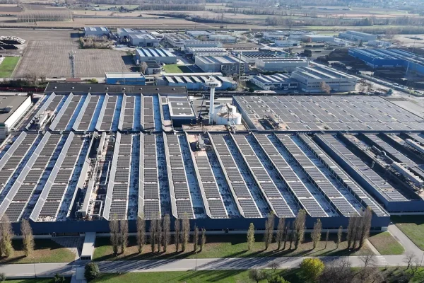 Il più grande impianto solare industriale d’Italia si trova a Osoppo. No, non è a terra ma sfrutta i tetti dei capannoni