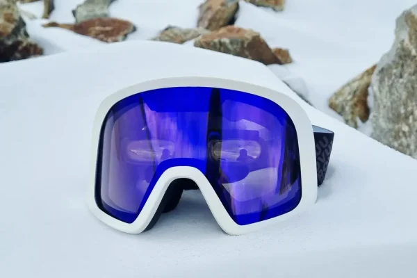 La maschera da sci che sfrutta l’AI per la massima visibilità sulla neve