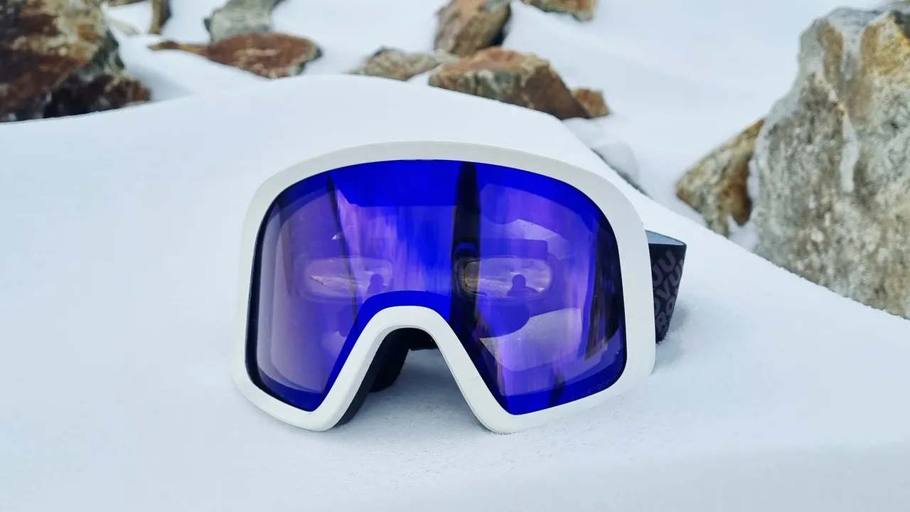 La maschera da sci che sfrutta l’AI per la massima visibilità sulla neve