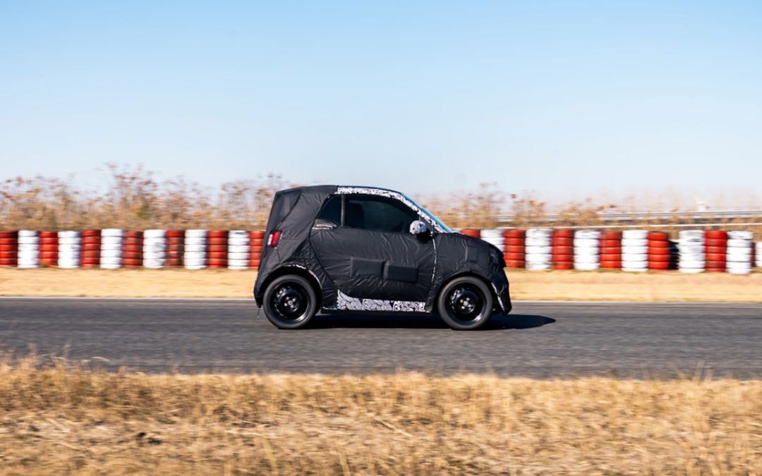 smart #2: le foto spia rivelano il ritorno della city car compatta nel 2026