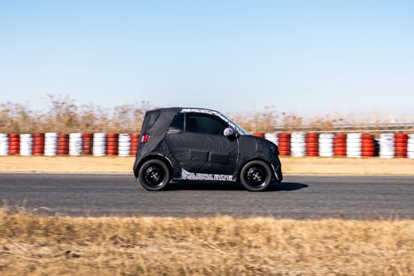 smart #2: le foto spia rivelano il ritorno della city car compatta nel 2026