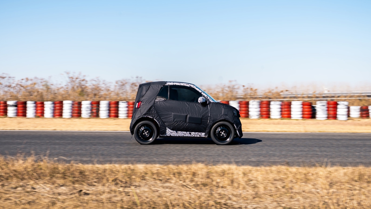smart #2: le foto spia rivelano il ritorno della city car compatta nel 2026