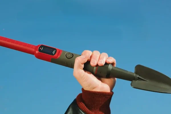 La vanga con metal detector integrato che promette di rivoluzionare la caccia ai tesori