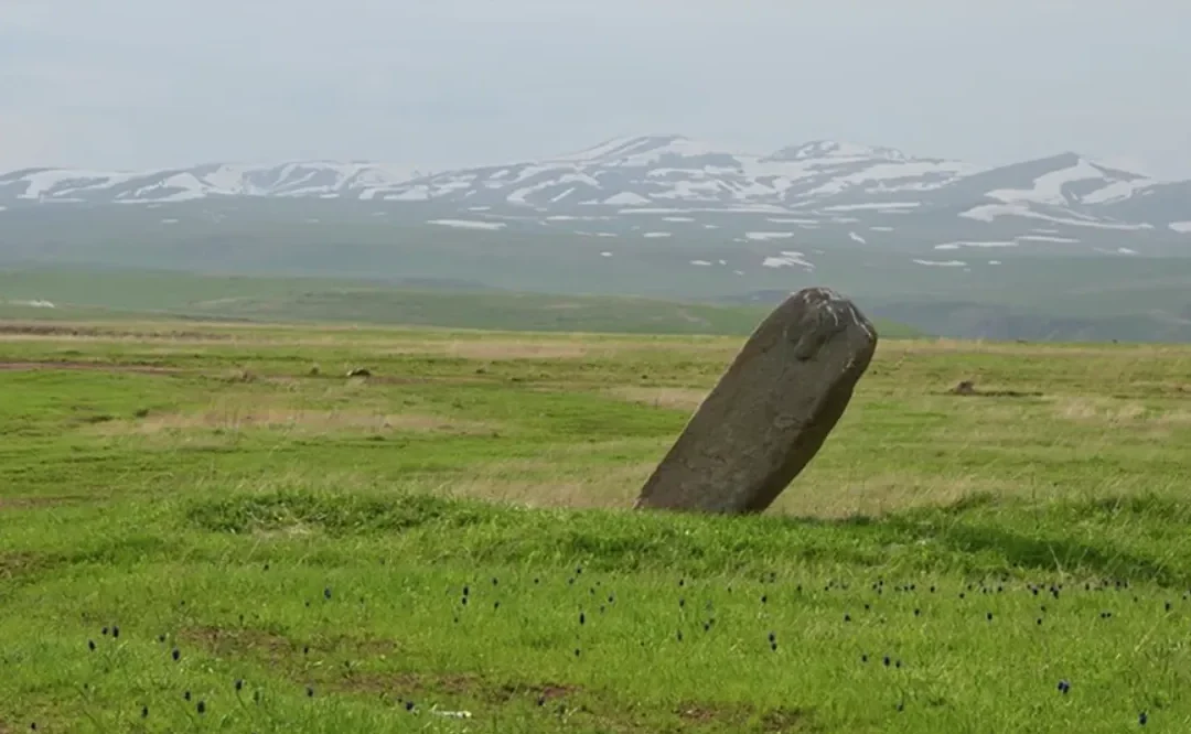 Svelato il mistero delle “pietre drago” delle montagne dell’Armenia, ultime testimoni di un antico culto dell’acqua