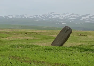 Svelato il mistero delle “pietre drago” delle montagne dell’Armenia, ultime testimoni di un antico culto dell’acqua