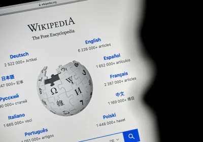 Wikipedia, l’enciclopedia libera compie 25 anni: storia e come è cambiata dal 2001