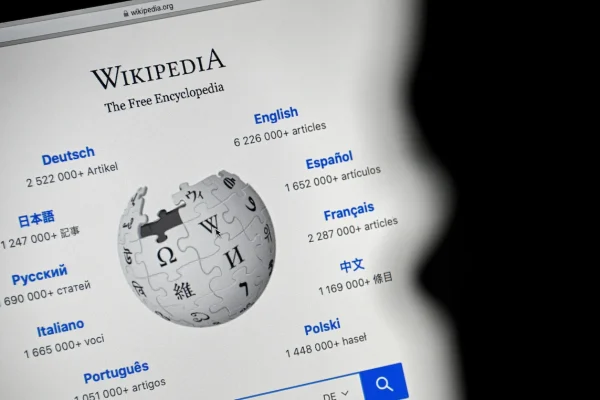 Wikipedia, l’enciclopedia libera compie 25 anni: storia e come è cambiata dal 2001