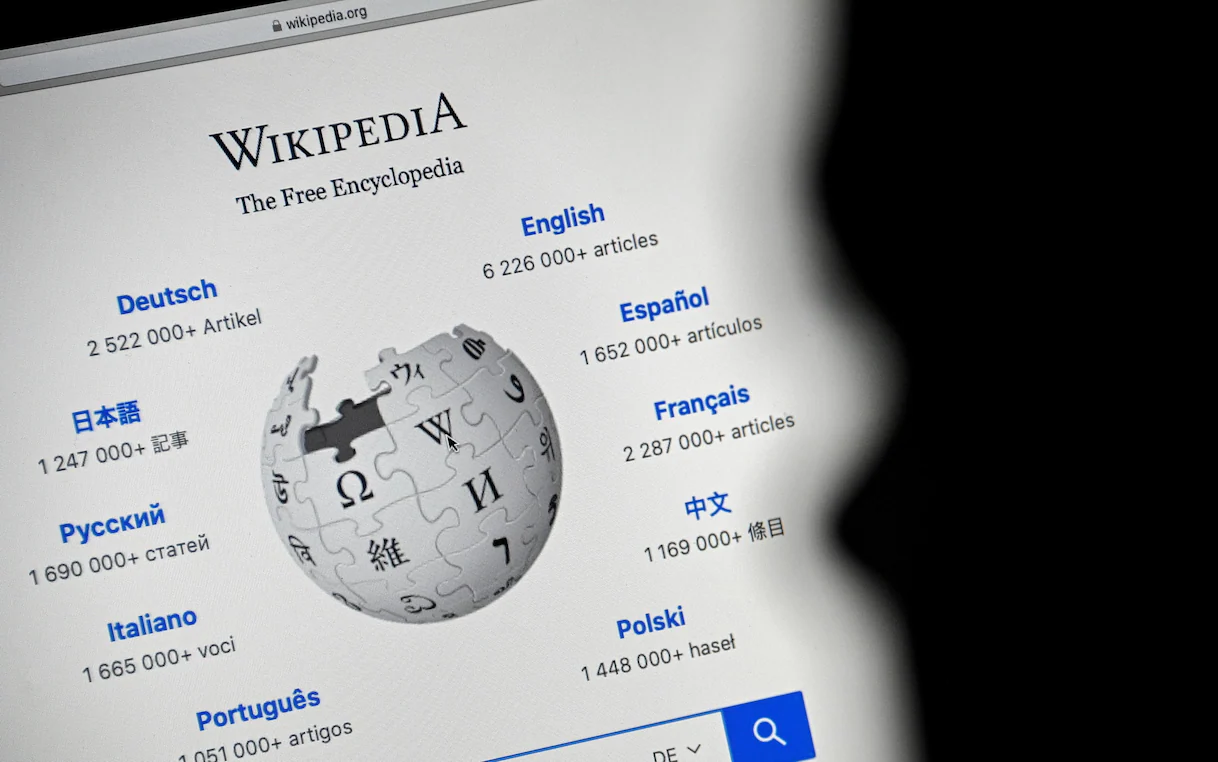 Wikipedia, l’enciclopedia libera compie 25 anni: storia e come è cambiata dal 2001