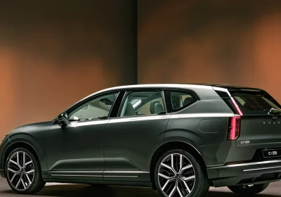 Volvo EX60, l’elettrica da 810 km e 680 cv che ti risponde con Gemini