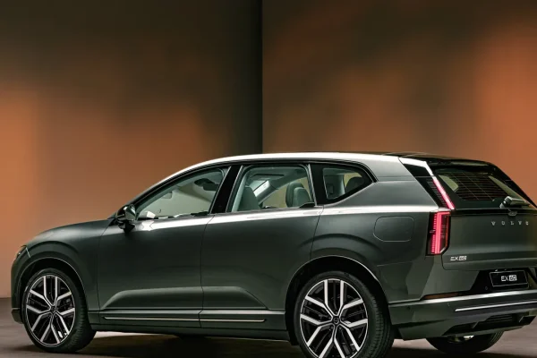 Volvo EX60, l’elettrica da 810 km e 680 cv che ti risponde con Gemini