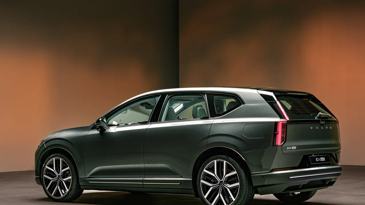 Volvo EX60, l’elettrica da 810 km e 680 cv che ti risponde con Gemini