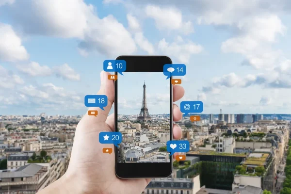 La Francia verso il divieto dei social network ai minori di 15 anni, Macron: “Il cervello dei nostri figli non è in vendita”