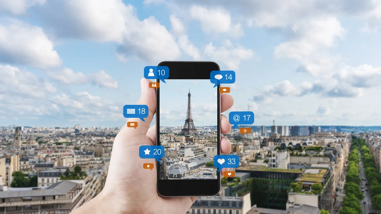 La Francia verso il divieto dei social network ai minori di 15 anni, Macron: “Il cervello dei nostri figli non è in vendita”