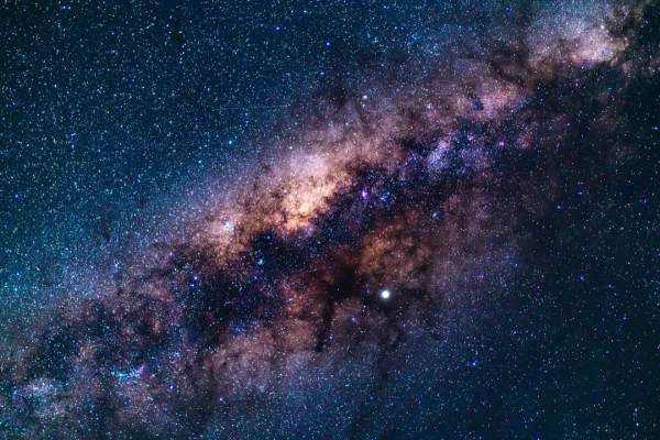 Gli astronomi sono riusciti a pesare per la prima volta un pianeta vagabondo (e ha una massa simile a quella di Saturno)