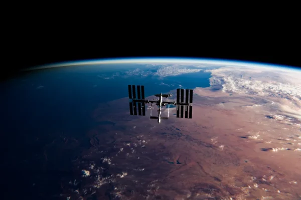 Sulla Stazione spaziale internazionale virus e batteri si stanno comportando in modo (molto) strano