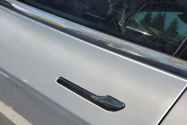 Maniglie a scomparsa nelle auto: sono davvero sicure o diventano un pericolo in caso di incidente?