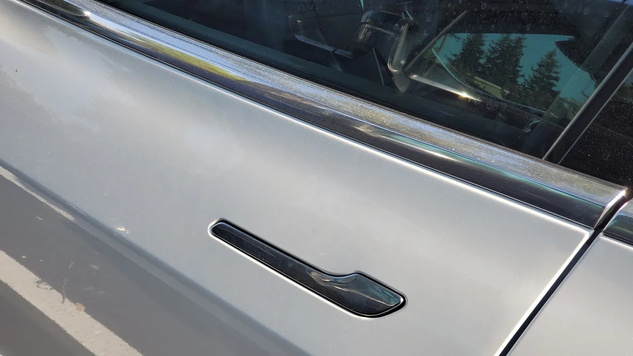 Maniglie a scomparsa nelle auto: sono davvero sicure o diventano un pericolo in caso di incidente?