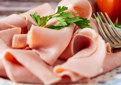 Negli ultimi giorni è scattato l’allarme per il prosciutto cotto cancerogeno, ma è una cosa che sappiamo ormai da dieci anni