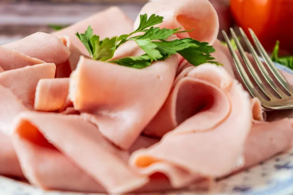 Negli ultimi giorni è scattato l’allarme per il prosciutto cotto cancerogeno, ma è una cosa che sappiamo ormai da dieci anni