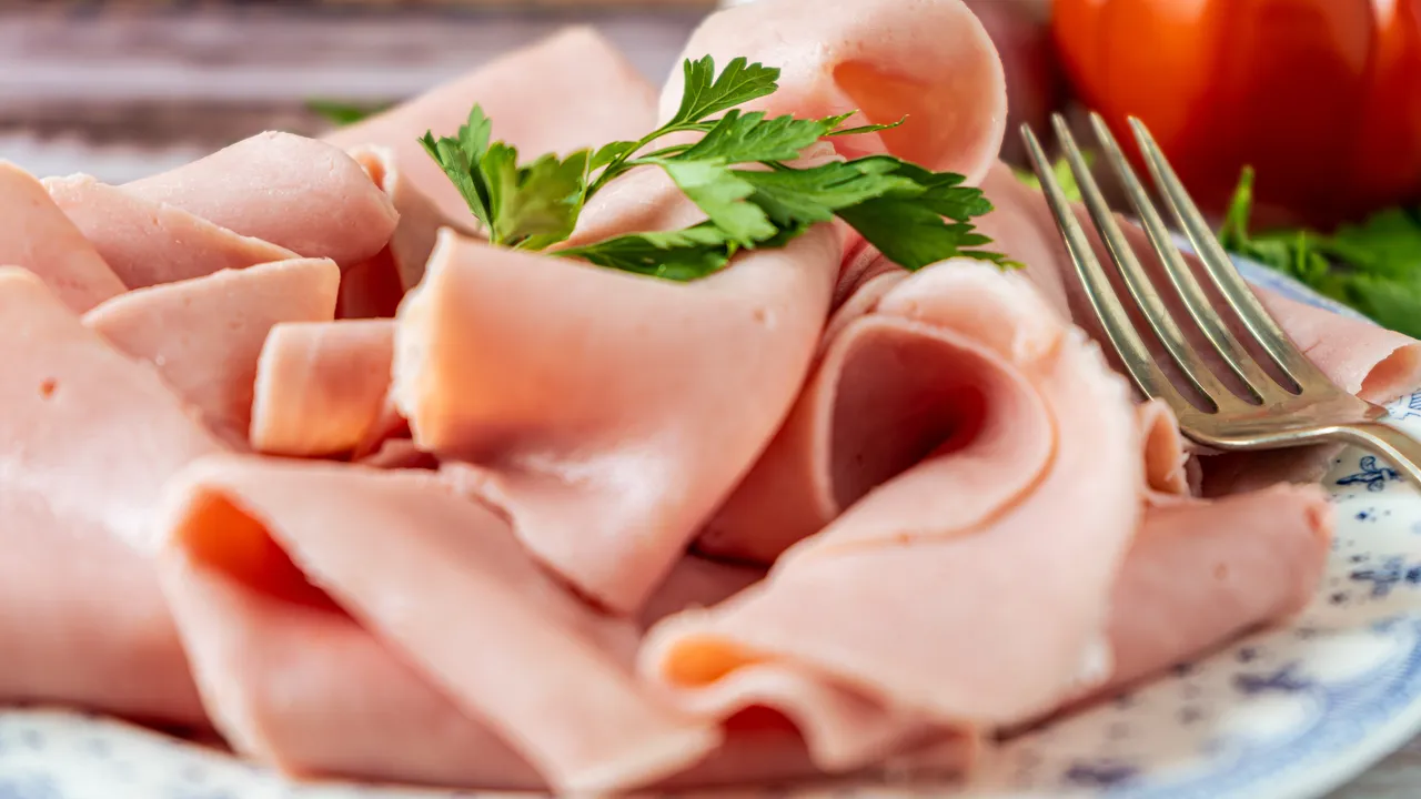 Negli ultimi giorni è scattato l’allarme per il prosciutto cotto cancerogeno, ma è una cosa che sappiamo ormai da dieci anni