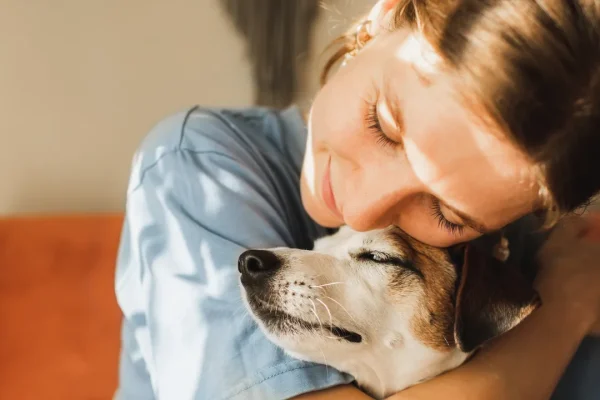 Un nuovo studio spiega come la morte di un animale domestico può essere traumatica per noi quanto quella di un parente o amico