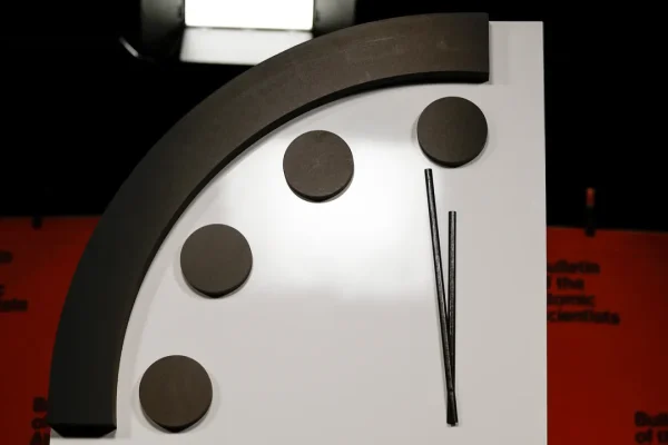 Le lancette dell’orologio dell’Apocalisse si sono spostate a 85 secondi dalla mezzanotte (e cosa significa questo per noi)