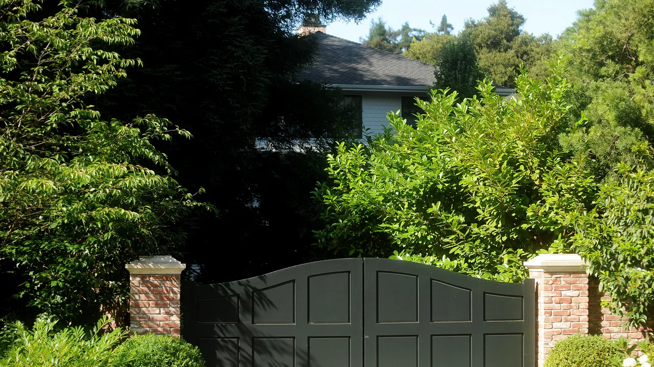 Mark Zuckerberg, cosa succede quando si trasferisce nel tuo quartiere (spoiler: niente di bello)