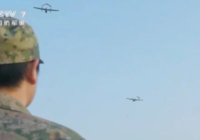 200 droni capaci di pianificare attacchi multipli in autonomia: la Cina presenta la guerra del futuro