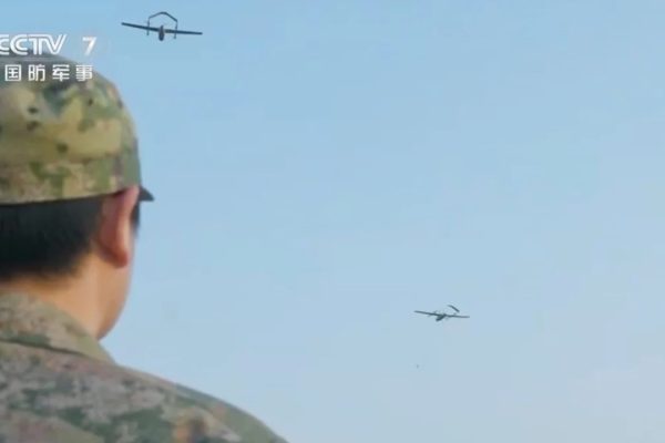 200 droni capaci di pianificare attacchi multipli in autonomia: la Cina presenta la guerra del futuro