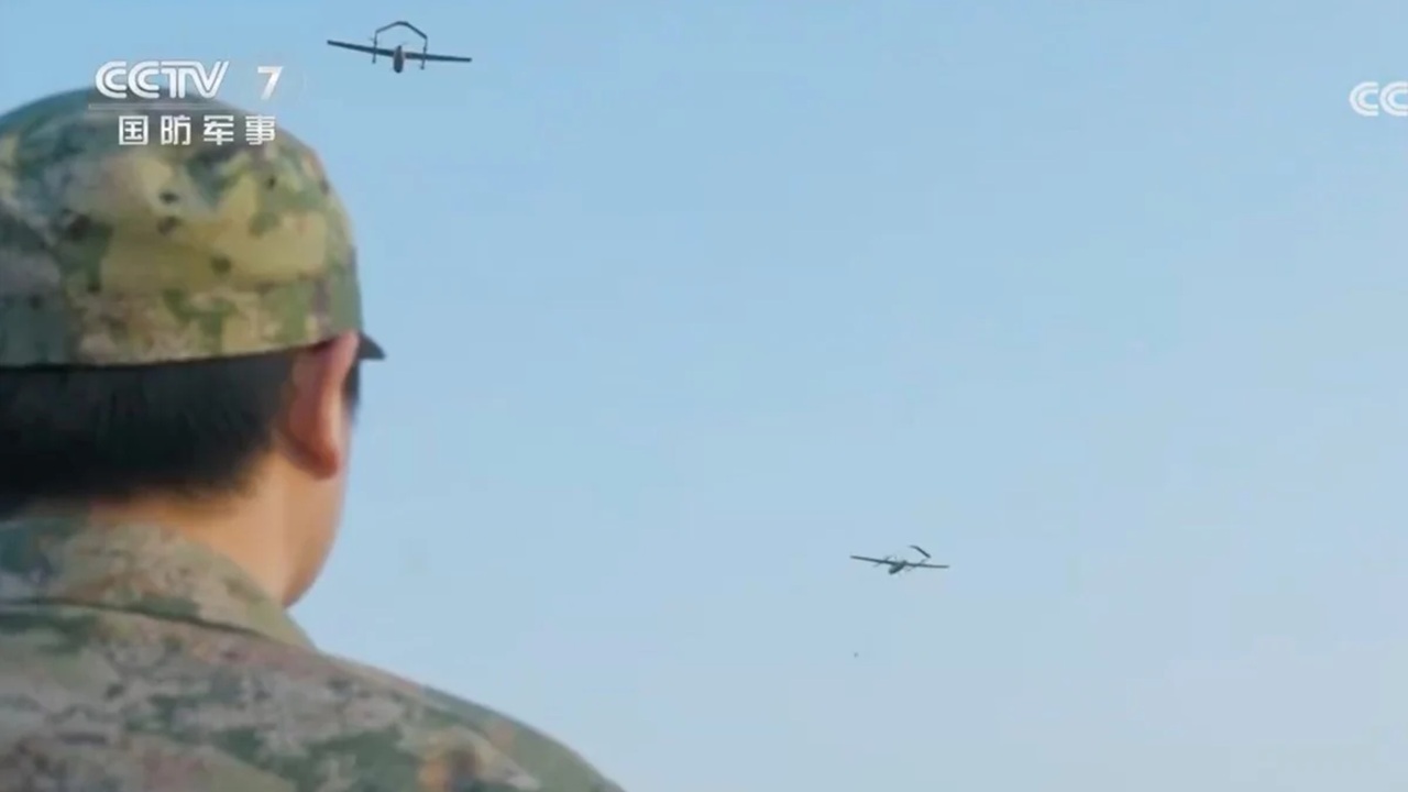 200 droni capaci di pianificare attacchi multipli in autonomia: la Cina presenta la guerra del futuro