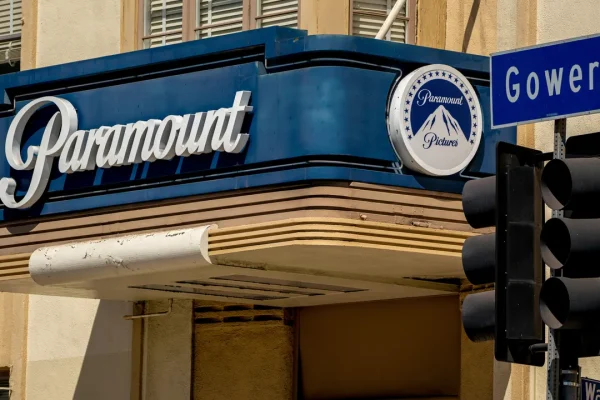Paramount Skydance non molla e dopo l’ennesimo rifiuto fa causa a Warner Bros. Discovery