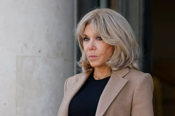 Caso Brigitte Macron, dieci condanne per cyberbullismo dopo la diffusione di contenuti diffamatori