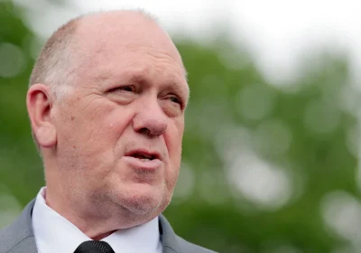 Tom Homan, chi è lo “zar del confine” che Trump ha appena mandato in Minnesota per gestire le operazioni anti-immigrazione