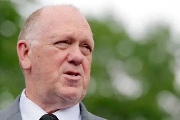 Tom Homan, chi è lo “zar del confine” che Trump ha appena mandato in Minnesota per gestire le operazioni anti-immigrazione