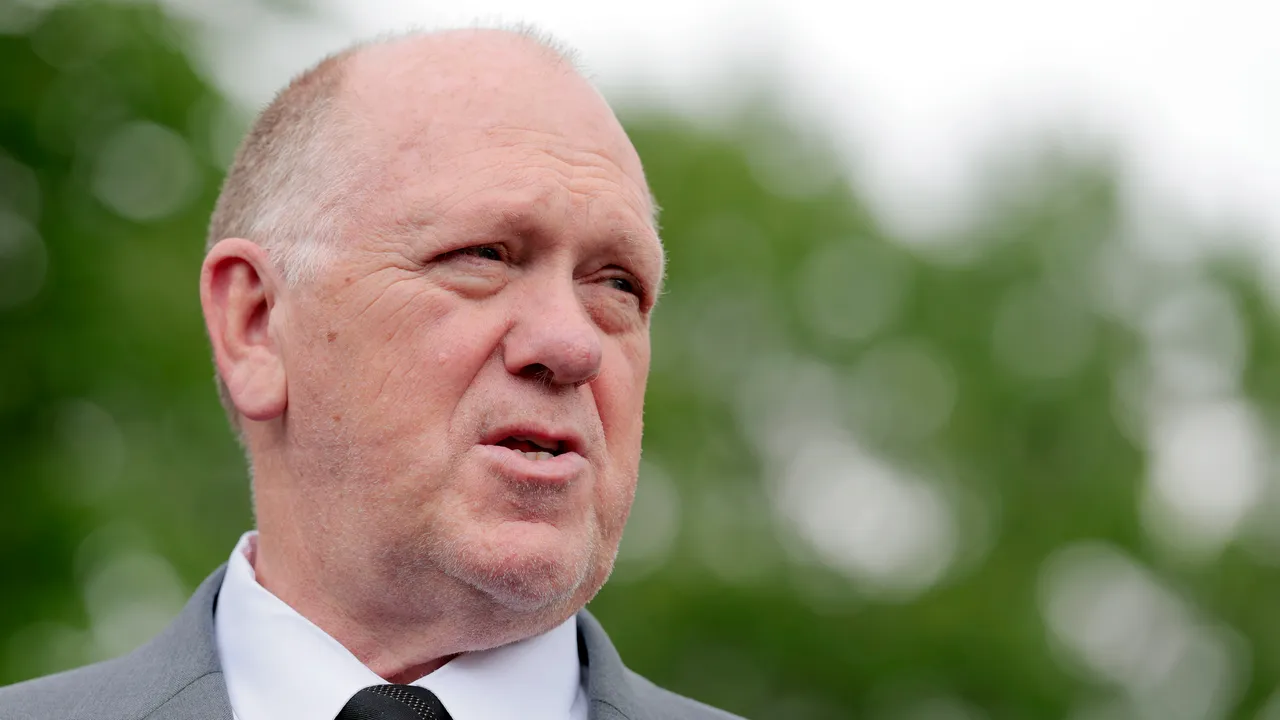 Tom Homan, chi è lo “zar del confine” che Trump ha appena mandato in Minnesota per gestire le operazioni anti-immigrazione