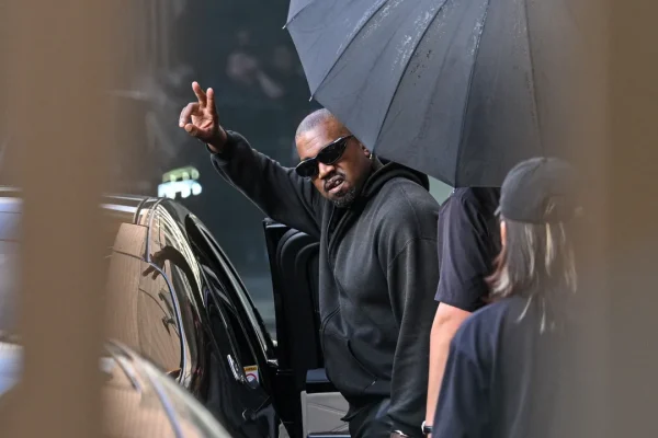 Kanye West ha comprato un’intera pagina del Wall Street Journal per scusarsi dei suoi comportamenti antisemiti