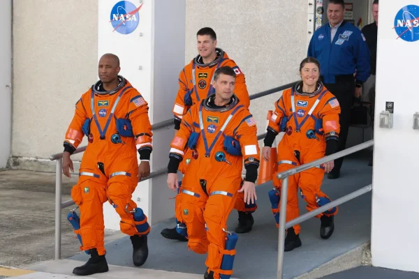 La missione Artemis 2 è pronta a partire e sono state annunciate le finestre di lancio (ma come si scelgono?)