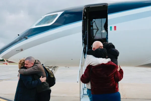 Alberto Trentini e Mario Burlò atterrano in Italia: “La solidarietà è stata la nostra salvezza”