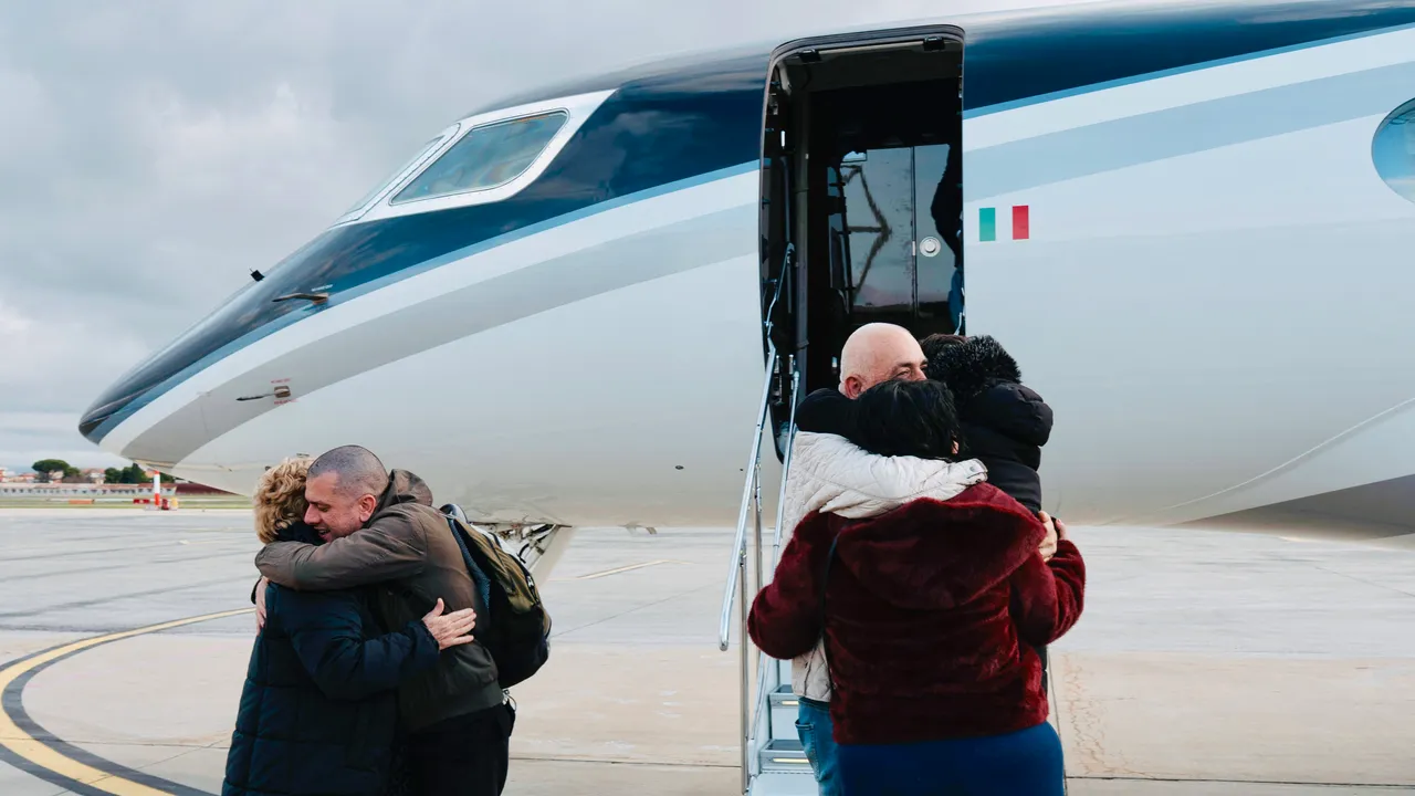 Alberto Trentini e Mario Burlò atterrano in Italia: “La solidarietà è stata la nostra salvezza”