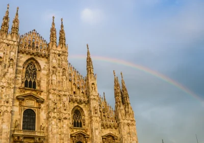 Come sarà il palazzo arcobaleno a Milano (e perché la decisione di realizzarlo davvero arriva proprio ora)