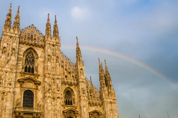Come sarà il palazzo arcobaleno a Milano (e perché la decisione di realizzarlo davvero arriva proprio ora)