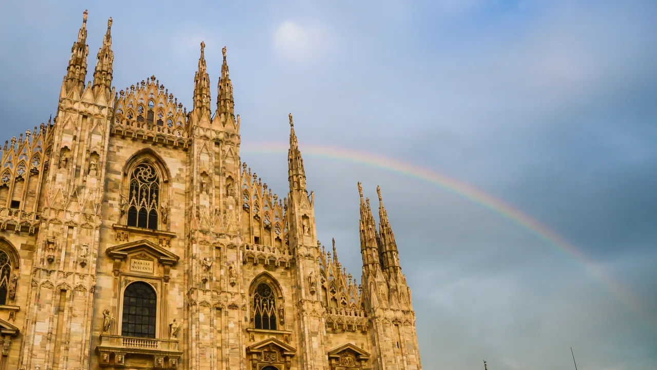 Come sarà il palazzo arcobaleno a Milano (e perché la decisione di realizzarlo davvero arriva proprio ora)