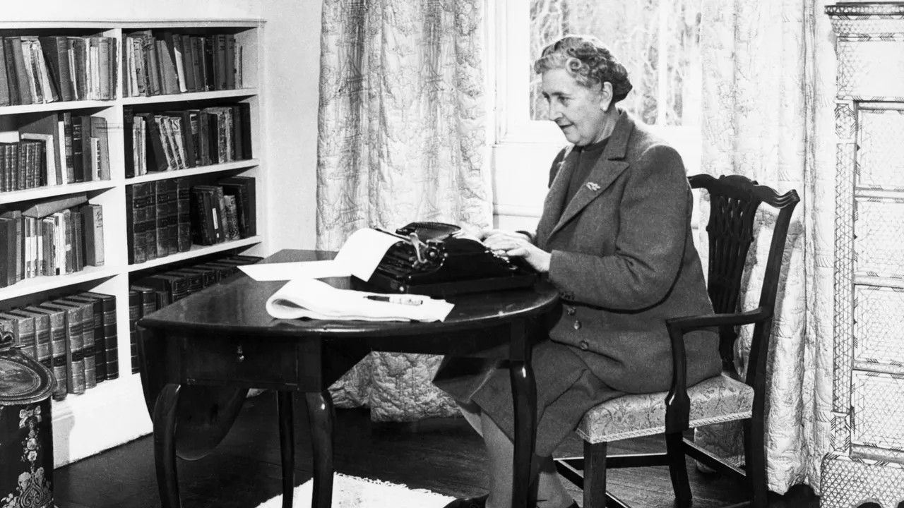 Nel cinquantesimo anniversario della morte di Agatha Christie rimaniamo nella moltitudine dei lettori riconoscenti
