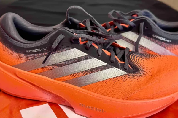Adidas Supernova Rise 3, la nostra prova delle scarpe da running comode per allenamenti medi e lunghi