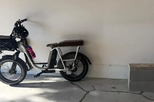 Batteria e-bike a rischio incendio? L'ingenua soluzione di un utente (e i rimedi reali in vendita)