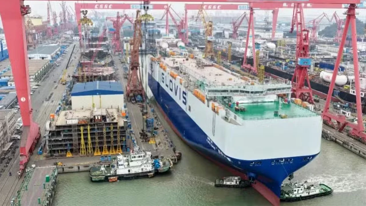 Cina, salpata la nave da trasporto più grande del mondo: 10.800 auto in 14 piani