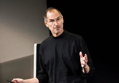 Steve Jobs, all’asta il primo assegno di Apple, i papillon e i nastri musicali del fondatore del gigante